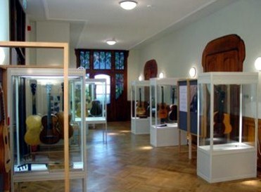 Studiengang Musikinstrumentenbau Markneukirchen, Foyer im Obergescho, Ausstellung "Christian Friedrich Martin und der frhe vogtlndische Gitarrenbau 1800-1833"